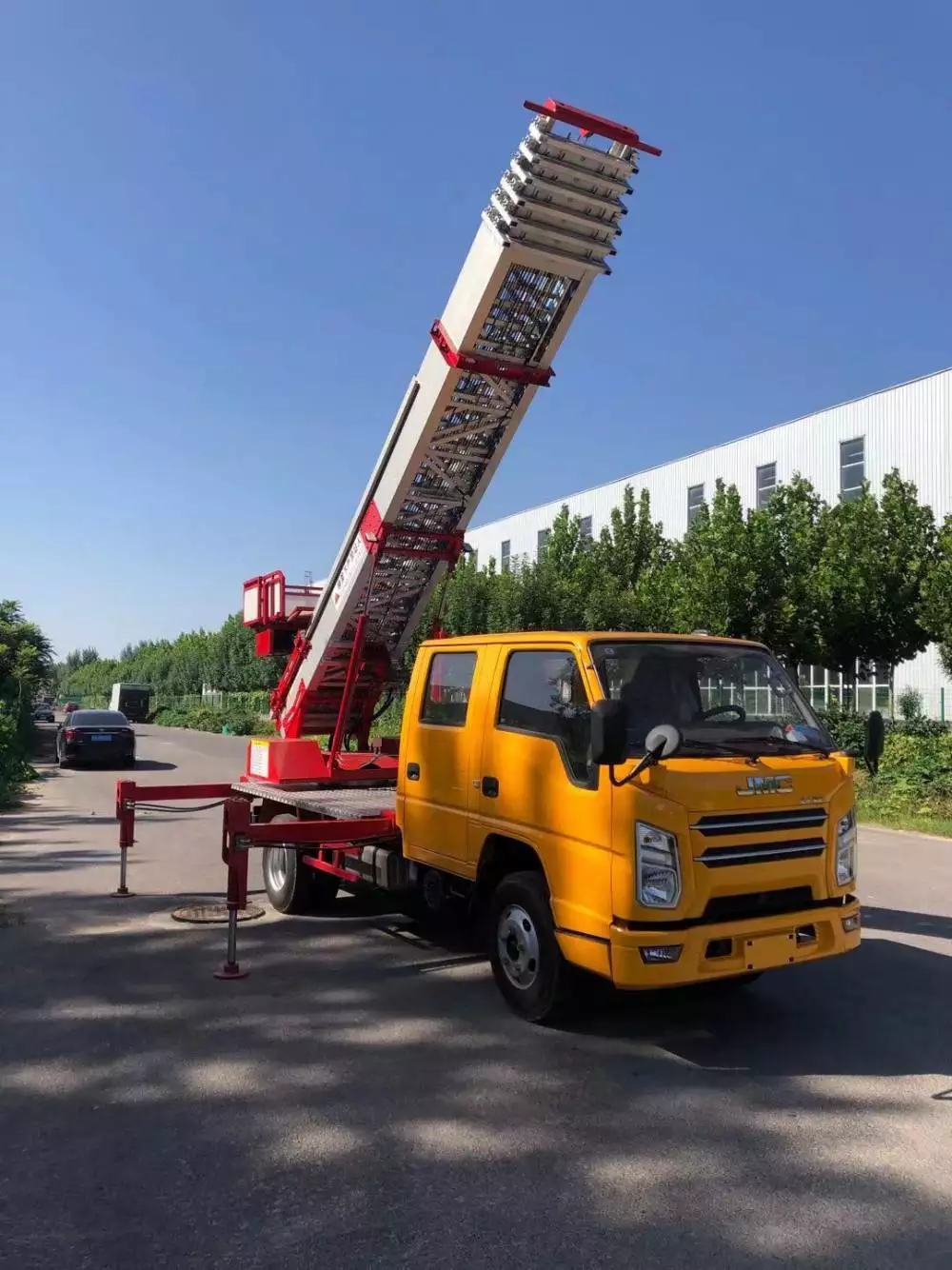 寿光附近的云梯车出租服务：轻松解决高空作业需求